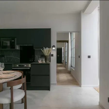 Stunning - 4br 8p - Gare De L'est * Parijs